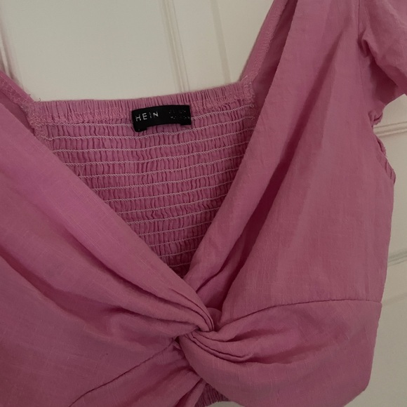 Twist Front Crop Top - Picture 3 of 3